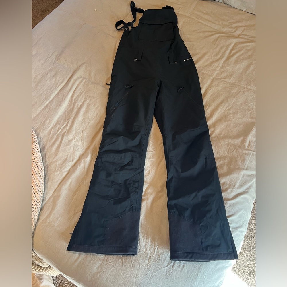 Fly low Women’s Snowpant bibs, size Small, black. 

Good condition!